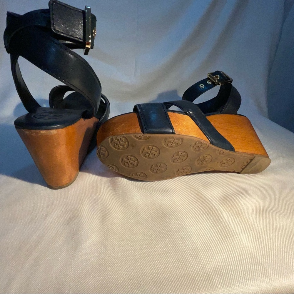 Elegant Navvy Wedge Tory Burch Sandals - Picture 2 of 7